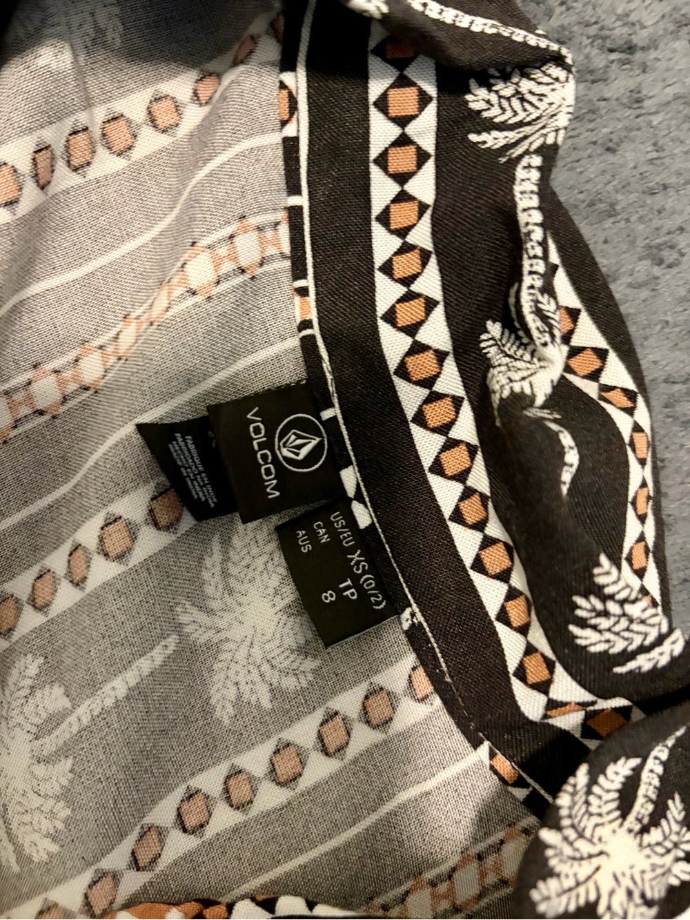 Volcom Women’s Black and White Palm-Print Short Sleeve Button Shirt - Picture 3 of 4